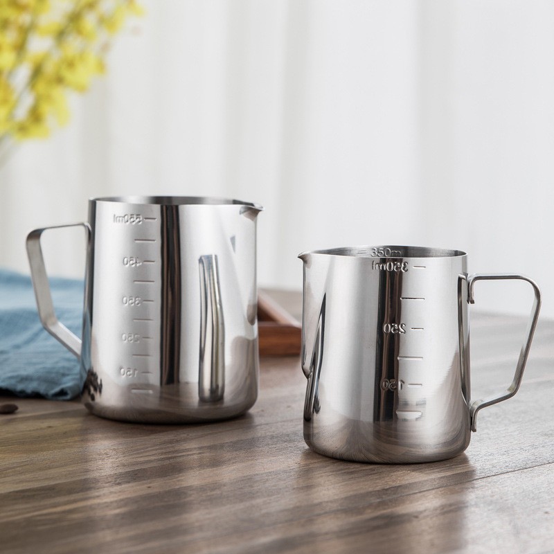 Thickened stainless steel pointed mouth pull cup with scale cup pull flower scale measuring cup
